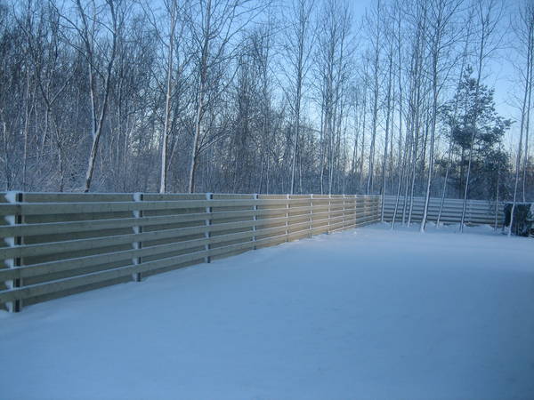 Horisontaalne lippaed metallpostidega