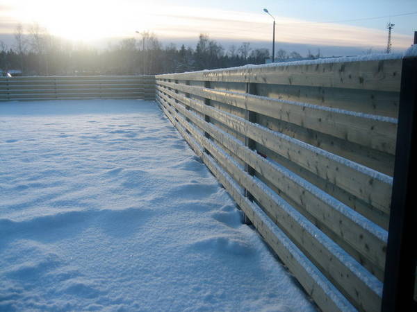 Puitaed betoonsokli ja metallpostidega