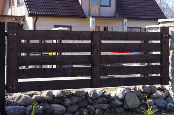 Pruun puitlaudis valmis aial