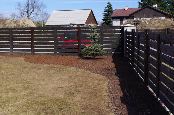 Horisontaallipiga puitaed eramaja piirdena