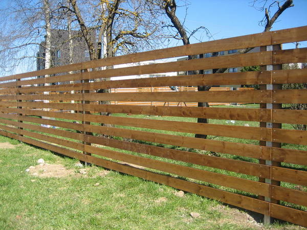 Pruunimmutatud puidust aed