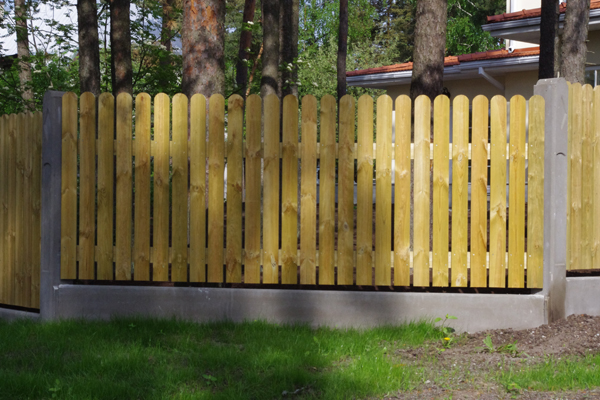 Kuivbetoonsokkel ja lippaed betoonpostidega