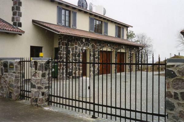 Maakivipostid ja varbaiaväravad