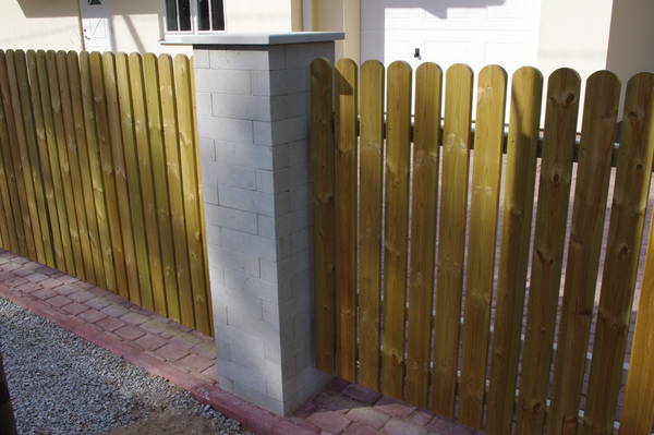 Kivist laotud aiapost