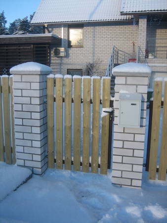 Lukustatav jalgvärav kivist aiapostidega