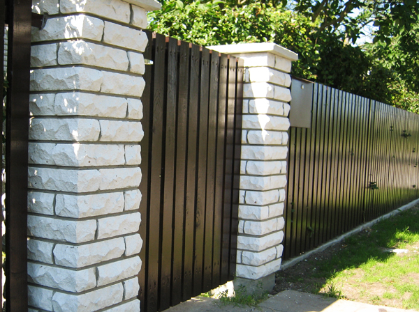 Jalgvärav kivipostide vahel