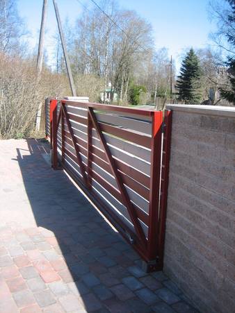 Aia liugvärav puitlaudisega